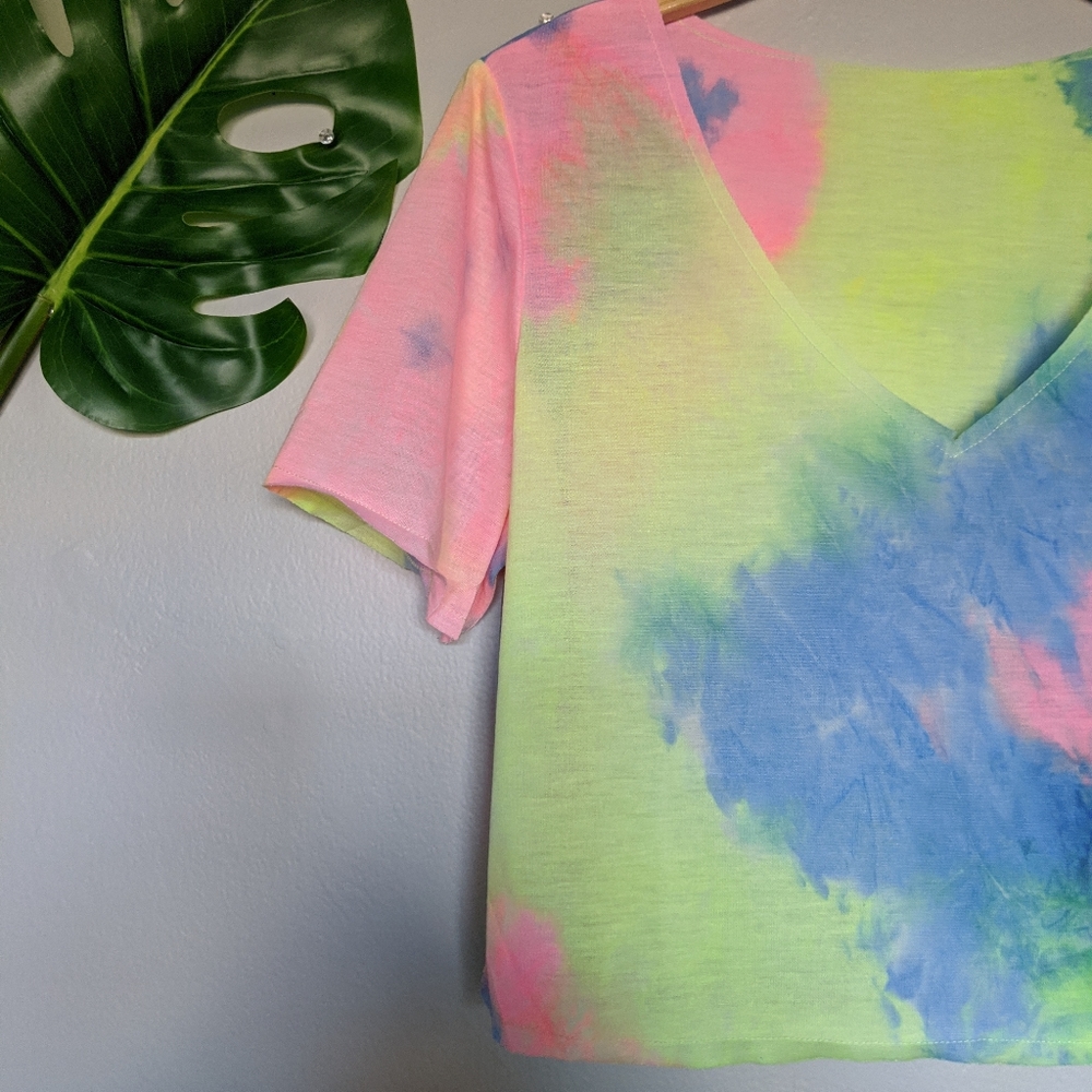 Neon tie dye v neck cropped tee - Picture 5 of 8